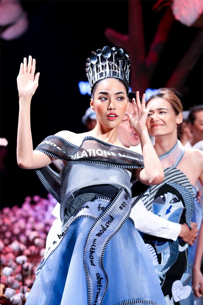 Điểm lại những màn catwalk thần sầu khiến fan không thể rời mắt trong năm 2017 - Ảnh 13.