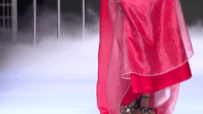 Điểm lại những màn catwalk thần sầu khiến fan không thể rời mắt trong năm 2017 - Ảnh 2.