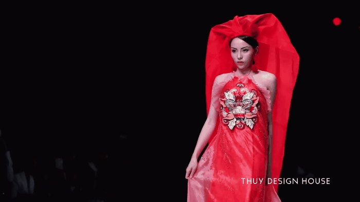 Điểm lại những màn catwalk thần sầu khiến fan không thể rời mắt trong năm 2017 - Ảnh 3.