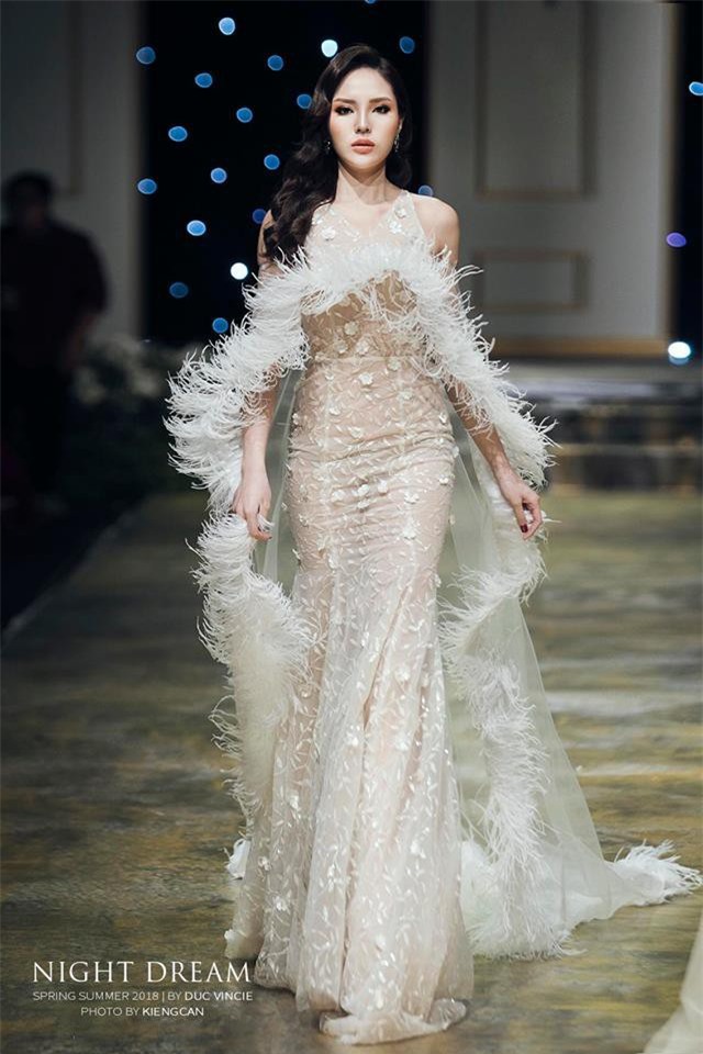 Điểm lại những màn catwalk thần sầu khiến fan không thể rời mắt trong năm 2017 - Ảnh 4.