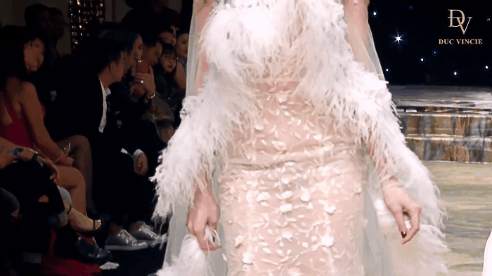 Điểm lại những màn catwalk thần sầu khiến fan không thể rời mắt trong năm 2017 - Ảnh 5.