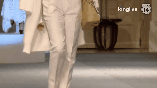 Điểm lại những màn catwalk thần sầu khiến fan không thể rời mắt trong năm 2017 - Ảnh 6.