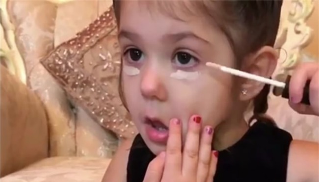 Clip: Bé gái 3 tuổi biết trang điểm thuần thục đang gặp phải làn sóng phản đối dữ dội - Ảnh 3.