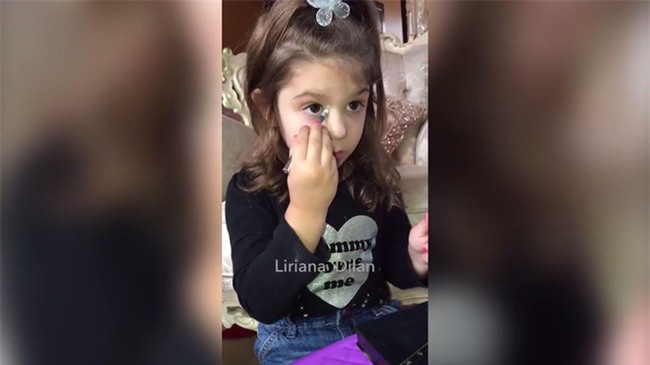 Clip: Bé gái 3 tuổi biết trang điểm thuần thục đang gặp phải làn sóng phản đối dữ dội  - Ảnh 4.