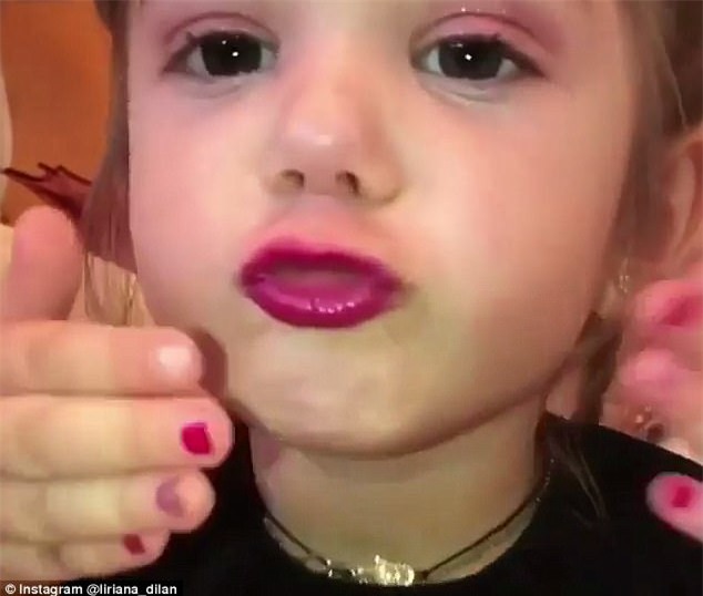 Clip: Bé gái 3 tuổi biết trang điểm thuần thục đang gặp phải làn sóng phản đối dữ dội  - Ảnh 6.