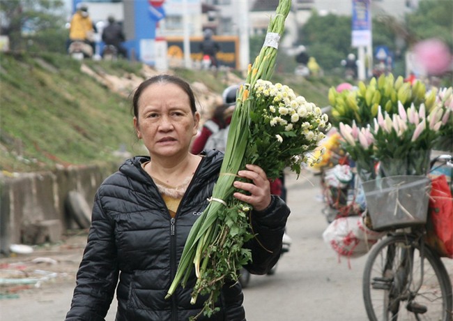 450 ngàn đồng/cành đào nở sớm, người Hà Nội mua chơi Tết Dương lịch - Ảnh 12.
