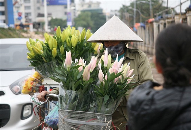 450 ngàn đồng/cành đào nở sớm, người Hà Nội mua chơi Tết Dương lịch - Ảnh 13.