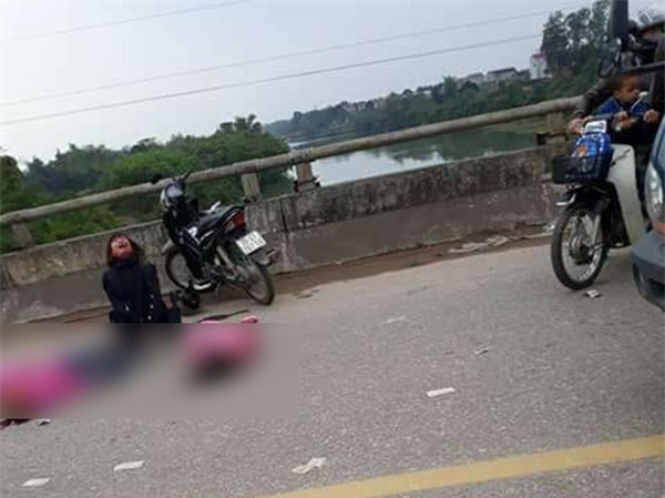 Thái Nguyên: Mẹ khóc ngất chứng kiến 2 con gái bị xe ô tô chở công nhân cán qua người khiến tử vong - Ảnh 2.