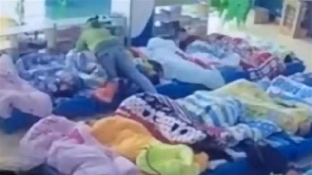 clip: giao vien mam non de chan, ghi dau cau be 5 tuoi chi vi khong chiu ngu trua - 1