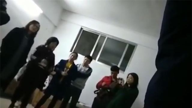 clip: giao vien mam non de chan, ghi dau cau be 5 tuoi chi vi khong chiu ngu trua - 2