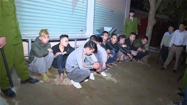 tai xe bi nhom thanh nien “xin deu”: “toi cho tien de dam bao an toan cho hanh khach” - 2