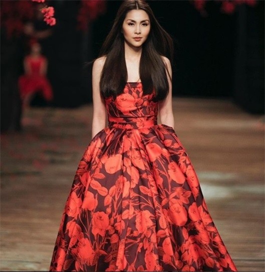 Tăng Thanh Hà&nbsp;diện bộ áo đầm màu đỏ vô cùng quyến rũ với tóc thẳng rẽ ngôi giữa. Dù đã bước sang tuổi 31 nhưng nhan sắc của 