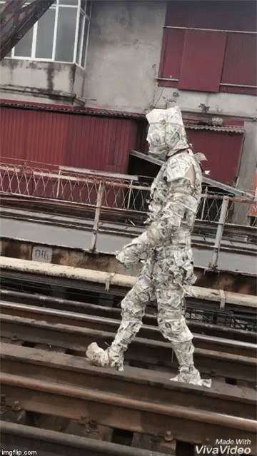 Clip: Thanh niên dán vàng mã kín người lêu hêu trên cầu Long Biên ngày cuối năm - Ảnh 2.