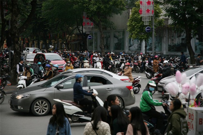 CẬP NHẬT: Người cả nước đổ dồn về các tuyến phố trung tâm, háo hức chờ thời khắc đón chào năm mới 2018 - Ảnh 1.