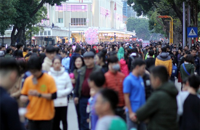 CẬP NHẬT: Người cả nước đổ dồn về các tuyến phố trung tâm, háo hức chờ thời khắc đón chào năm mới 2018 - Ảnh 10.