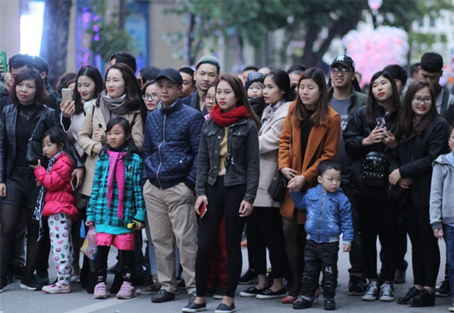 CẬP NHẬT: Người cả nước đổ dồn về các tuyến phố trung tâm, háo hức chờ thời khắc đón chào năm mới 2018 - Ảnh 11.