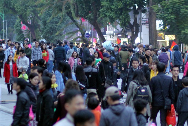 CẬP NHẬT: Người cả nước đổ dồn về các tuyến phố trung tâm, háo hức chờ thời khắc đón chào năm mới 2018 - Ảnh 12.