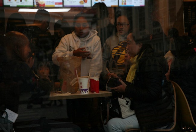 CẬP NHẬT: Người cả nước đổ dồn về các tuyến phố trung tâm, háo hức chờ thời khắc đón chào năm mới 2018 - Ảnh 13.