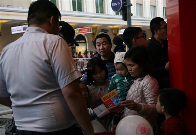 CẬP NHẬT: Người cả nước đổ dồn về các tuyến phố trung tâm, háo hức chờ thời khắc đón chào năm mới 2018 - Ảnh 14.