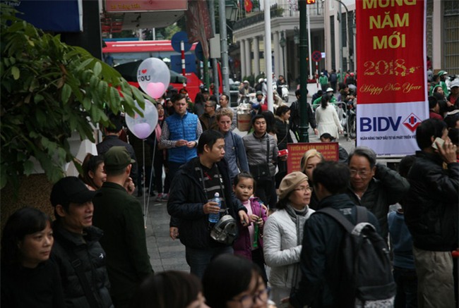 CẬP NHẬT: Người cả nước đổ dồn về các tuyến phố trung tâm, háo hức chờ thời khắc đón chào năm mới 2018 - Ảnh 15.
