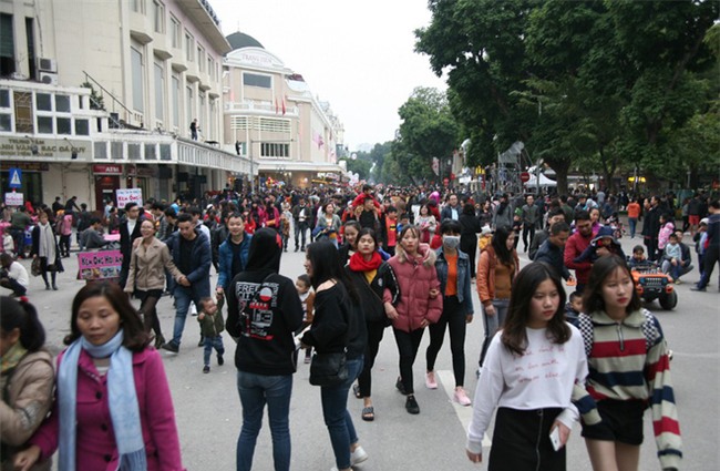 CẬP NHẬT: Người cả nước đổ dồn về các tuyến phố trung tâm, háo hức chờ thời khắc đón chào năm mới 2018 - Ảnh 16.