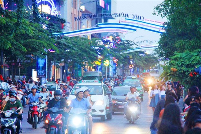 CẬP NHẬT: Người cả nước đổ dồn về các tuyến phố trung tâm, háo hức chờ thời khắc đón chào năm mới 2018 - Ảnh 17.