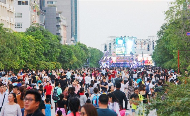 CẬP NHẬT: Người cả nước đổ dồn về các tuyến phố trung tâm, háo hức chờ thời khắc đón chào năm mới 2018 - Ảnh 18.