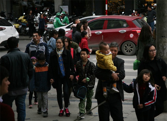 CẬP NHẬT: Người cả nước đổ dồn về các tuyến phố trung tâm, háo hức chờ thời khắc đón chào năm mới 2018 - Ảnh 2.