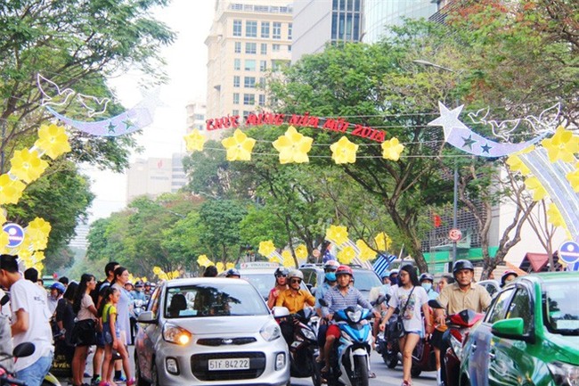 CẬP NHẬT: Người cả nước đổ dồn về các tuyến phố trung tâm, háo hức chờ thời khắc đón chào năm mới 2018 - Ảnh 20.