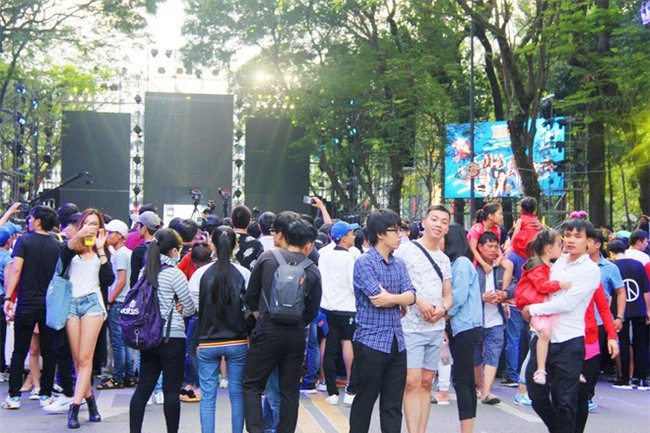 CẬP NHẬT: Người cả nước đổ dồn về các tuyến phố trung tâm, háo hức chờ thời khắc đón chào năm mới 2018 - Ảnh 21.