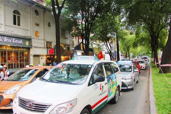 CẬP NHẬT: Người cả nước đổ dồn về các tuyến phố trung tâm, háo hức chờ thời khắc đón chào năm mới 2018 - Ảnh 22.