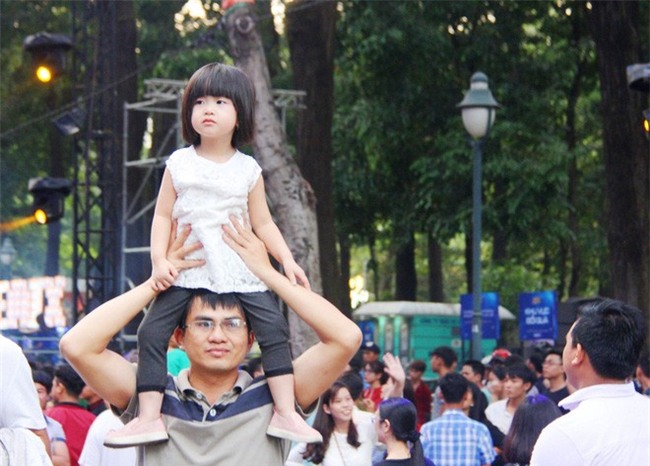 CẬP NHẬT: Người cả nước đổ dồn về các tuyến phố trung tâm, háo hức chờ thời khắc đón chào năm mới 2018 - Ảnh 23.