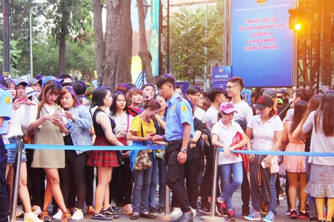 CẬP NHẬT: Người cả nước đổ dồn về các tuyến phố trung tâm, háo hức chờ thời khắc đón chào năm mới 2018 - Ảnh 24.