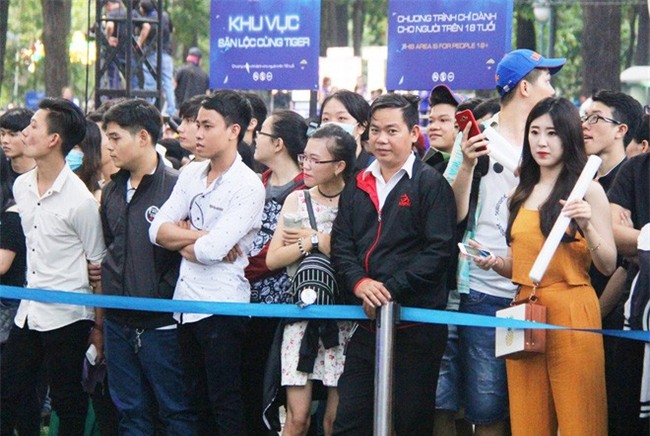 CẬP NHẬT: Người cả nước đổ dồn về các tuyến phố trung tâm, háo hức chờ thời khắc đón chào năm mới 2018 - Ảnh 25.