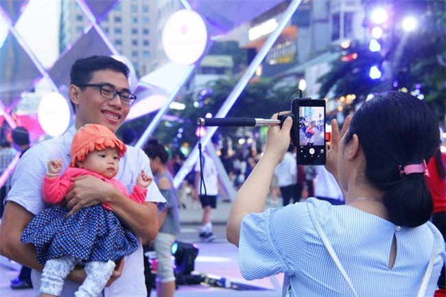 CẬP NHẬT: Người cả nước đổ dồn về các tuyến phố trung tâm, háo hức chờ thời khắc đón chào năm mới 2018 - Ảnh 26.