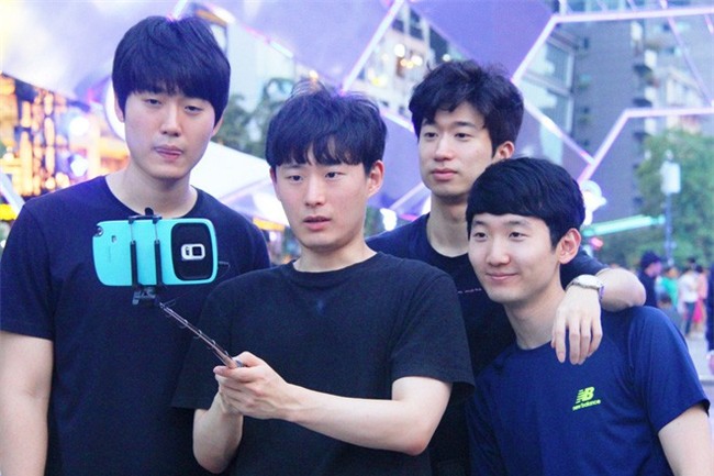 CẬP NHẬT: Người cả nước đổ dồn về các tuyến phố trung tâm, háo hức chờ thời khắc đón chào năm mới 2018 - Ảnh 27.