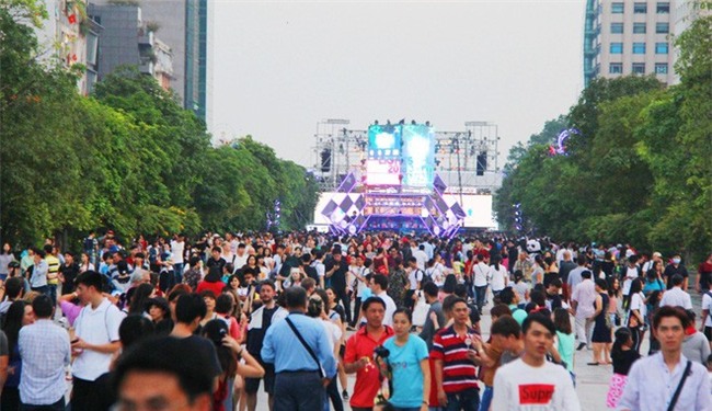 CẬP NHẬT: Người cả nước đổ dồn về các tuyến phố trung tâm, háo hức chờ thời khắc đón chào năm mới 2018 - Ảnh 28.