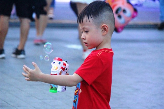 CẬP NHẬT: Người cả nước đổ dồn về các tuyến phố trung tâm, háo hức chờ thời khắc đón chào năm mới 2018 - Ảnh 29.