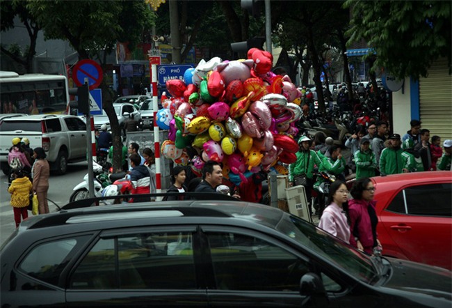 CẬP NHẬT: Người cả nước đổ dồn về các tuyến phố trung tâm, háo hức chờ thời khắc đón chào năm mới 2018 - Ảnh 3.