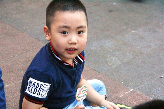 CẬP NHẬT: Người cả nước đổ dồn về các tuyến phố trung tâm, háo hức chờ thời khắc đón chào năm mới 2018 - Ảnh 30.