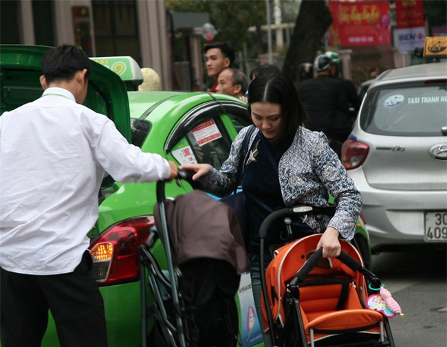 CẬP NHẬT: Người cả nước đổ dồn về các tuyến phố trung tâm, háo hức chờ thời khắc đón chào năm mới 2018 - Ảnh 4.