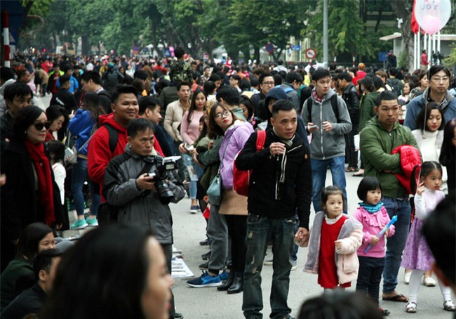 CẬP NHẬT: Người cả nước đổ dồn về các tuyến phố trung tâm, háo hức chờ thời khắc đón chào năm mới 2018 - Ảnh 5.