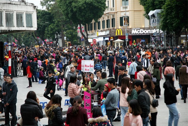 CẬP NHẬT: Người cả nước đổ dồn về các tuyến phố trung tâm, háo hức chờ thời khắc đón chào năm mới 2018 - Ảnh 6.