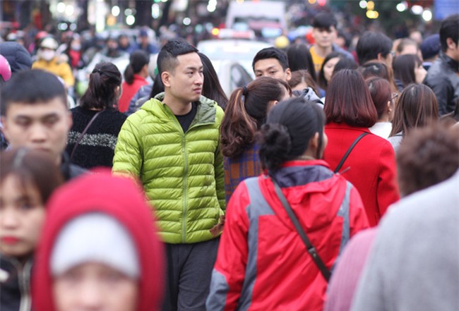 CẬP NHẬT: Người cả nước đổ dồn về các tuyến phố trung tâm, háo hức chờ thời khắc đón chào năm mới 2018 - Ảnh 7.