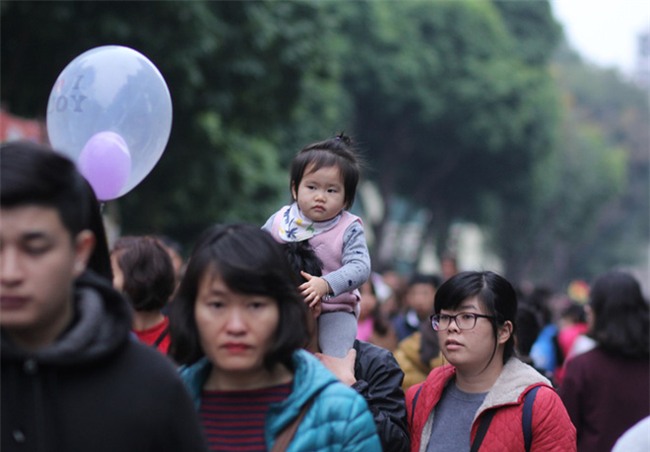 CẬP NHẬT: Người cả nước đổ dồn về các tuyến phố trung tâm, háo hức chờ thời khắc đón chào năm mới 2018 - Ảnh 8.