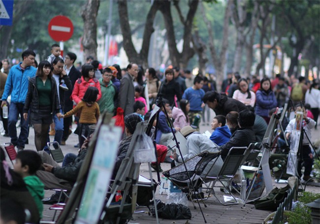 CẬP NHẬT: Người cả nước đổ dồn về các tuyến phố trung tâm, háo hức chờ thời khắc đón chào năm mới 2018 - Ảnh 9.