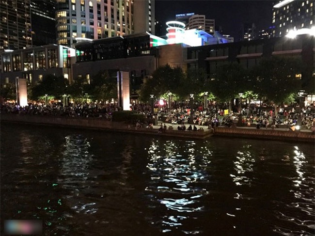 CẬP NHẬT: Gói pháo hoa phát nổ, bắn loạn xạ vào đám đông ở Australia