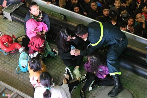 don nam moi 2018: pho di bo that thu, phu nu, tre em ngat xiu hang loat - 1