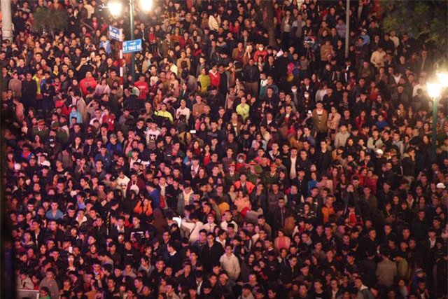 don nam moi 2018: pho di bo that thu, phu nu, tre em ngat xiu hang loat - 10