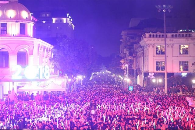 don nam moi 2018: pho di bo that thu, phu nu, tre em ngat xiu hang loat - 11